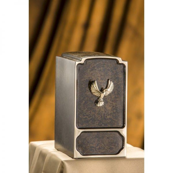 urne funéraire en bronze Dignité Colombe avec ornement colombe et option de personnalisation offertes par le Salon Funéraire Demers